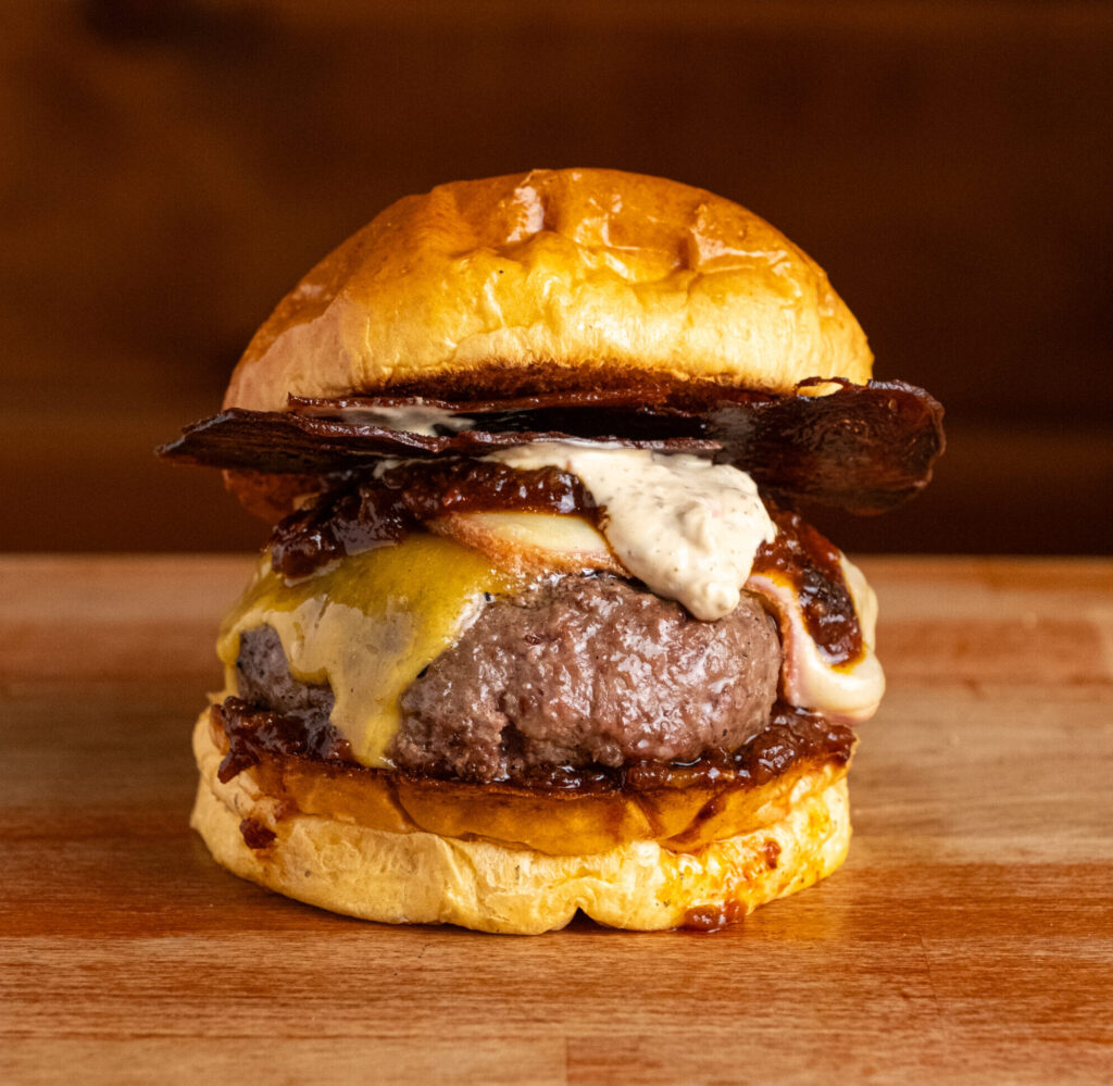 Hamburguesa Chattanooga con quesos raclette y cheddar, bacon y salsa de pimientos
