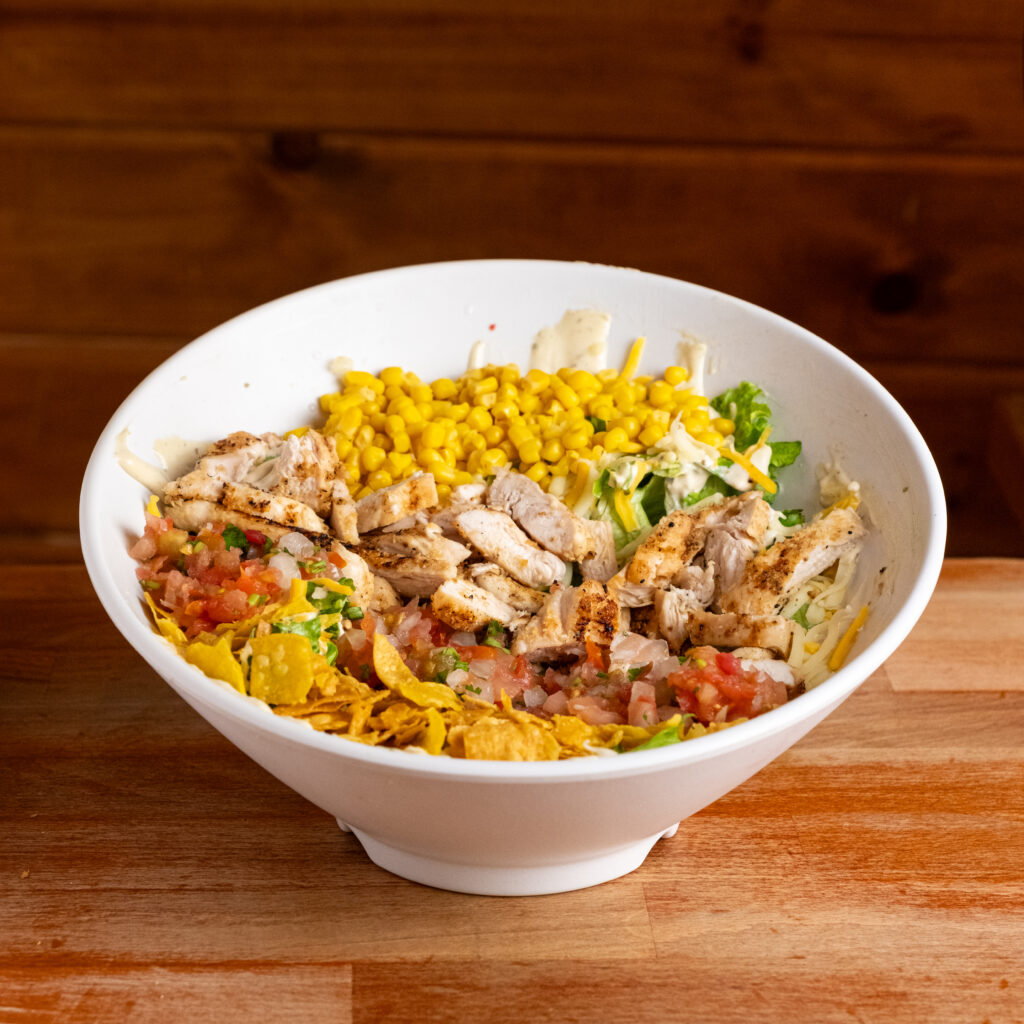 Ensalada con pollo a la brasa, lechuga, queso, maíz y totopos