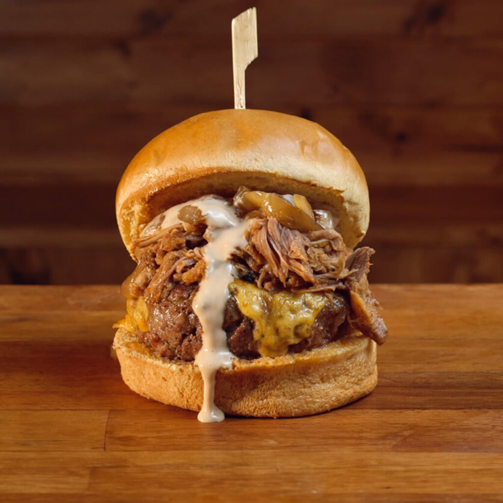 Hamburguesa de carne a la brasa, Smoked Pulled Pork, queso cheddar, cebolla salteada en la plancha y mayonesa en Madrid