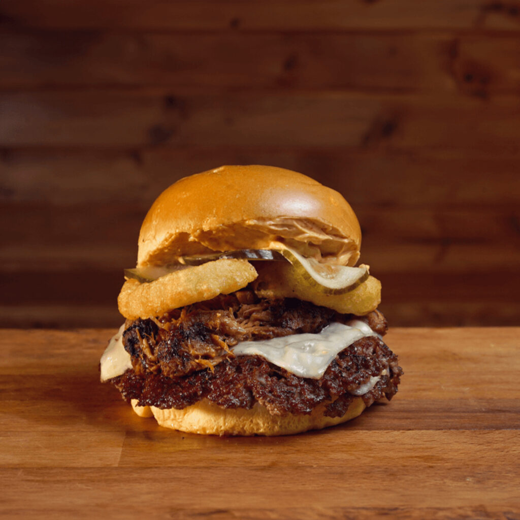 Hamburguesas de 2 carnes de smashed, queso Monterrey Jack, Pulled Pork AA, aros de cebolla, pepinillos y nuestra chipotle en Madrid