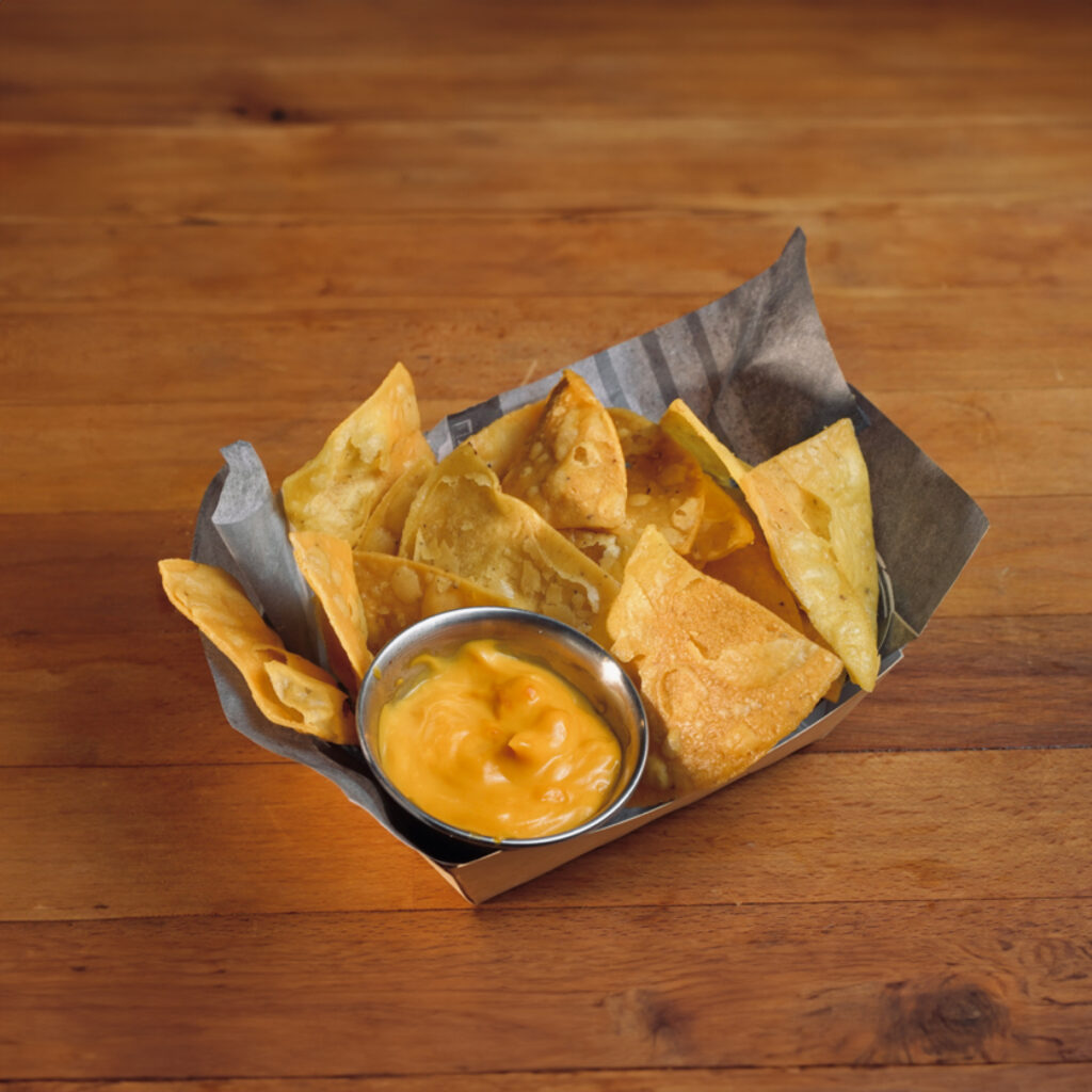Entrantes de nachos caseros con queso fundido en Madrid
