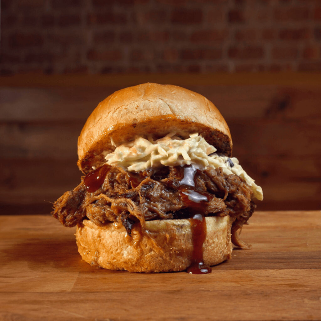 Hamburguesa de cerdo cocinado a baja temperatura y preparado con barbacoa, acompañado de coleslaw en Madrid