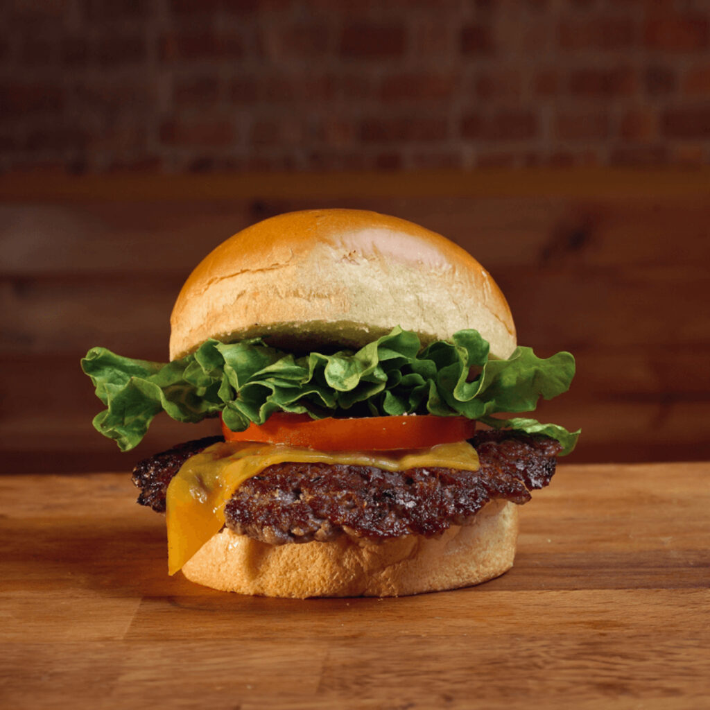 Hamburguesa de carne a la brasa, queso cheddar, lechuga batavia y tomate para niños en Madrid