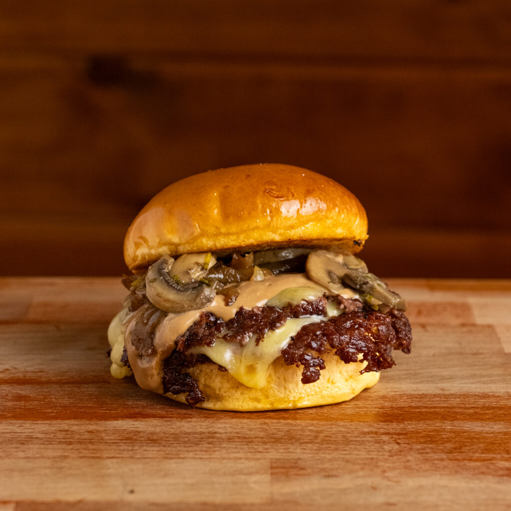 Hamburguesa I-40 con crema de champiñones, queso Monterrey Jack y cebolla salteada
