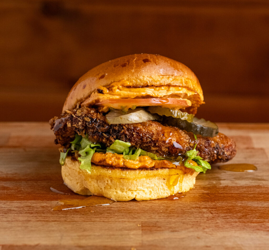 Hamburguesa de pollo con miel, lechuga, pepinillos, tomate y salsa honey-chipotle