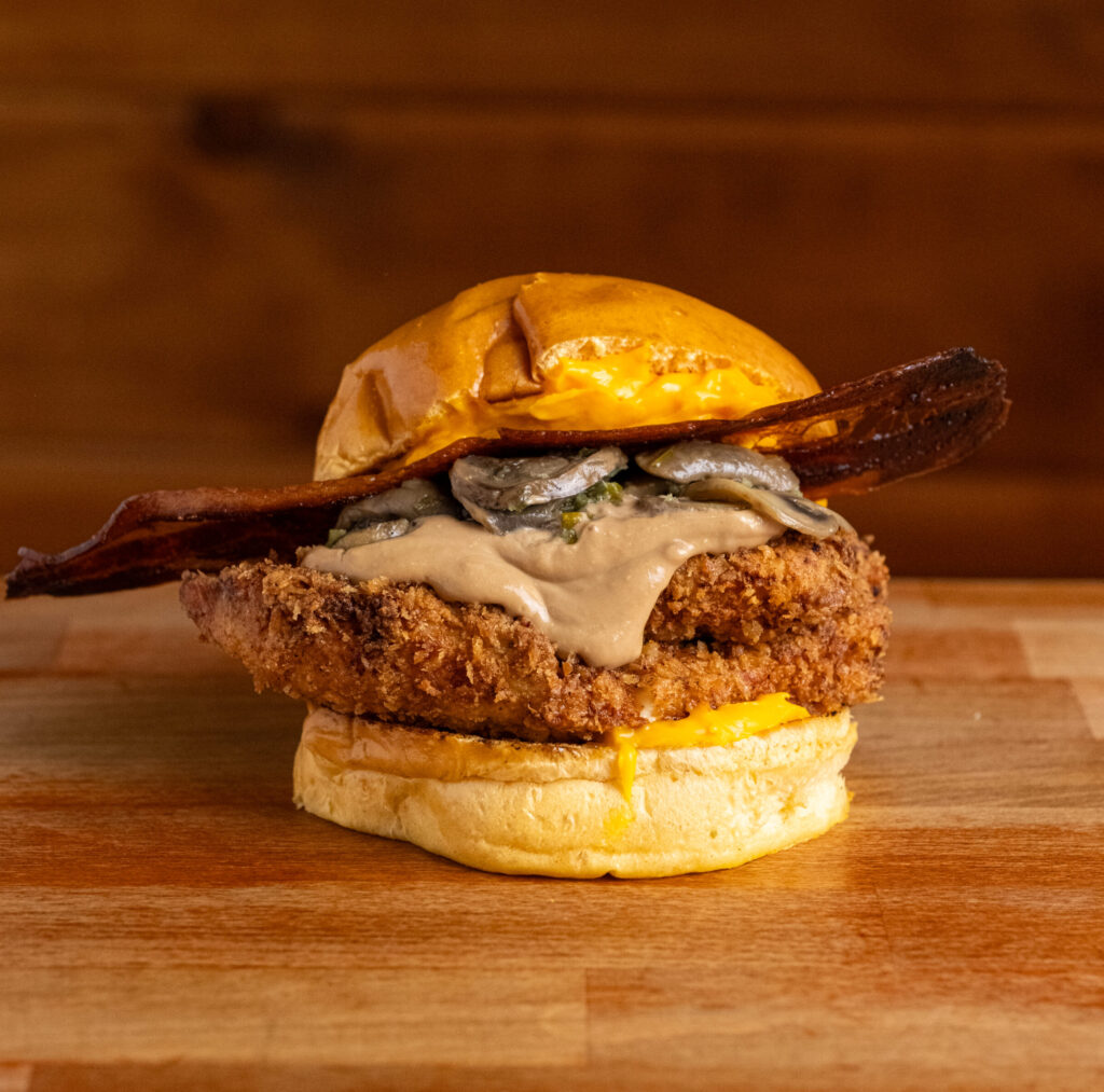 Hamburguesa de pollo con cheddar, bacon y champiñones