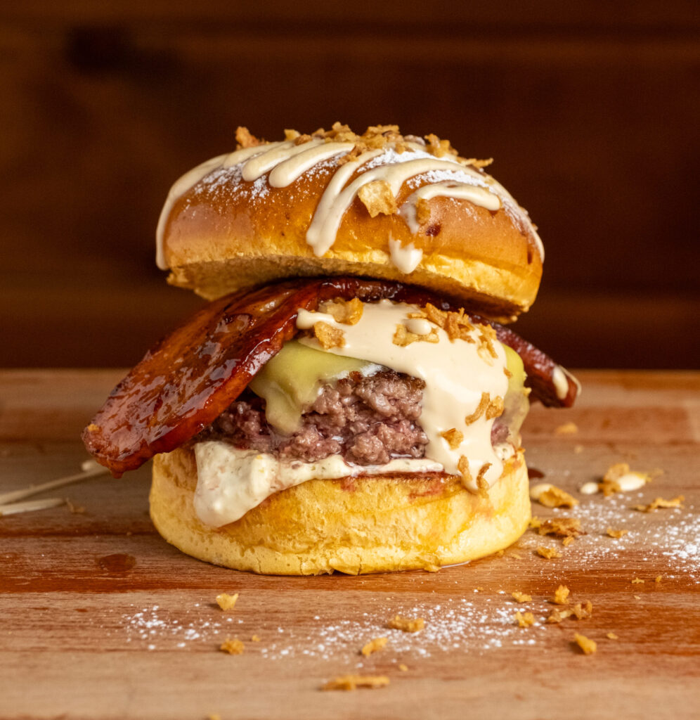Hamburguesa Nevada con bacon ahumado, queso Monterrey Jack y smoked mayo