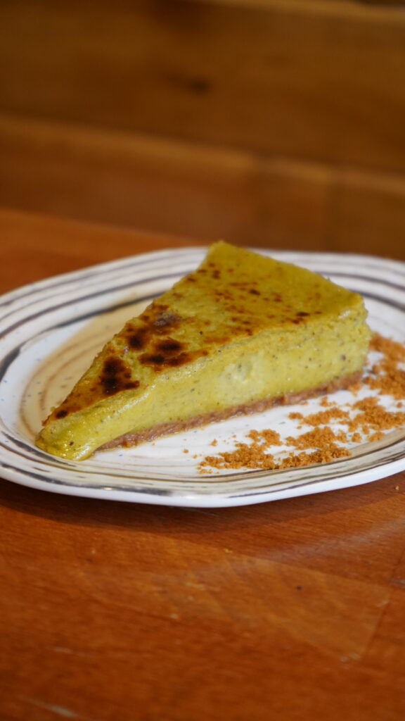 Tarta de queso casera de pistacho y chocolate blanco