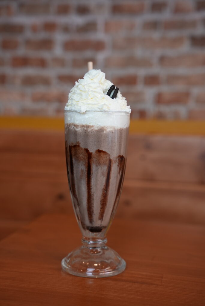 Batido de Oreo con helado de vainilla, sirope de chocolate y nata