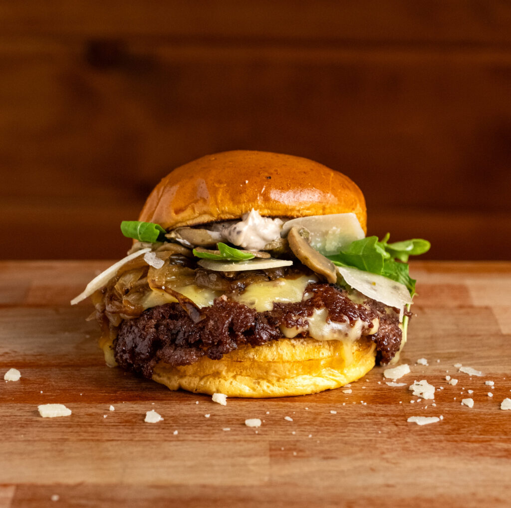 Hamburguesa Valentina Smash con queso Monterrey Jack, champiñones, mayonesa de trufa, parmesano y rúcula