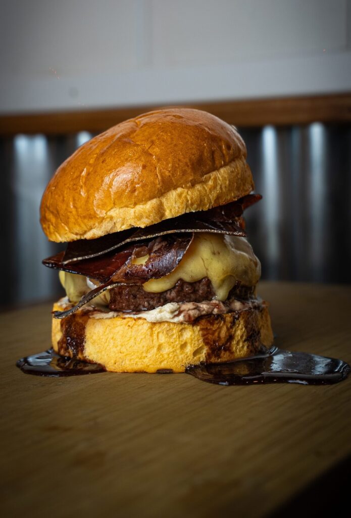 Hamburguesa Broadway con cecina ahumada, queso Monterrey Jack y crema trufada